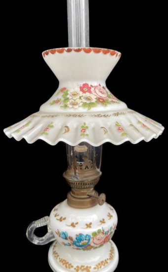 Lampe à pétrole restaurée en pâte de verre avec motifs floraux