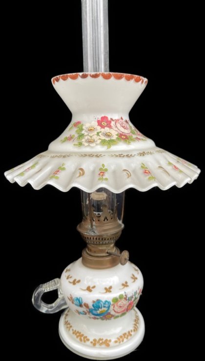 Lampe à pétrole restaurée en pâte de verre avec motifs floraux