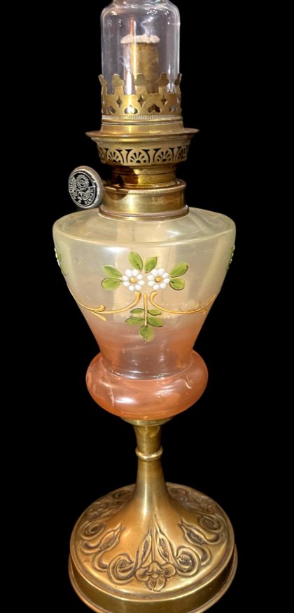 Lampe à pétrole toupie avec un motif de fleurs