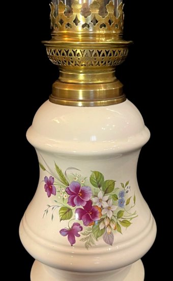 lampe à pétrole en bon état de fonctionnement faïence blanche et fleurs bleues