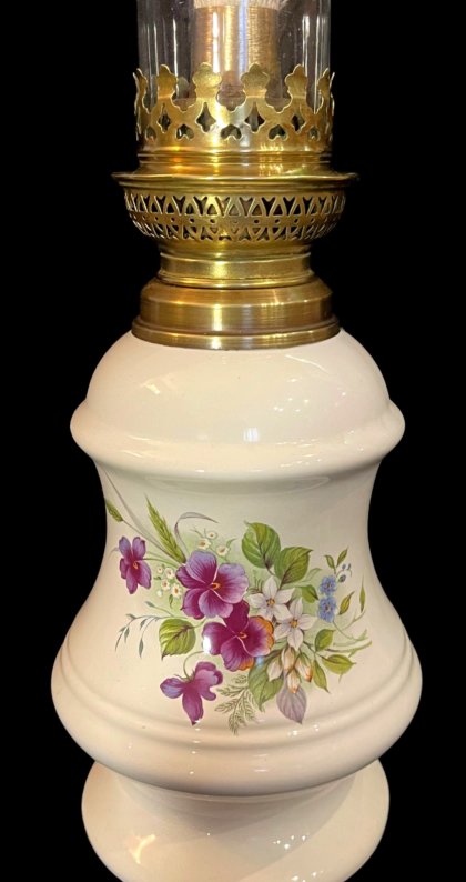 lampe à pétrole en bon état de fonctionnement faïence blanche et fleurs bleues