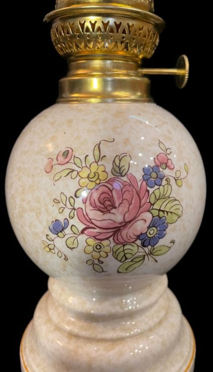 lampe à pétrole restauré boule de faïence avec fleurs