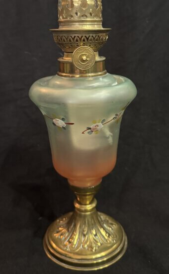 lampe à pétrole toupie émaillée et pied laiton